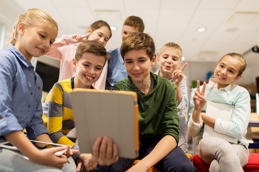 教育,儿童,技术人的群快乐的孩子学校用平板电脑学群快乐的孩子学校用平板电脑群快乐的孩子学校用平板电图片