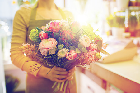 人,商业,销售花卉花店妇女抱花店里关紧抱的女人图片