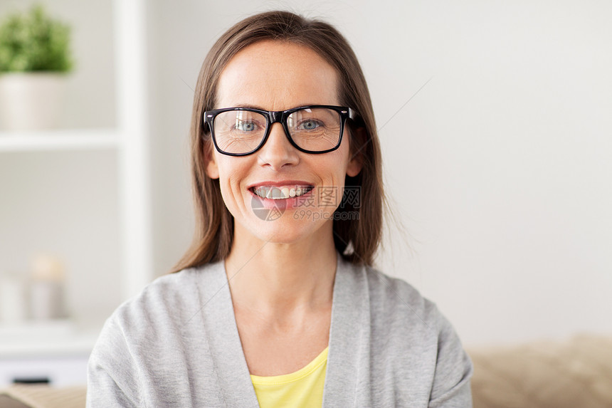 人与视觉快乐微笑的中妇女戴着眼镜家快乐微笑的中妇女戴着眼镜家图片