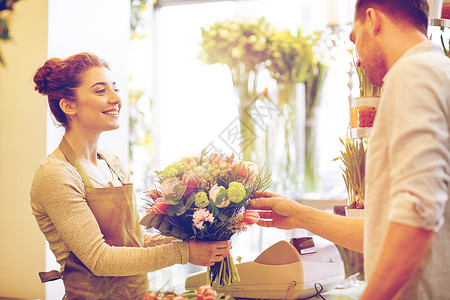 人,购物,销售,花卉消费观念快乐微笑的花店妇女为男人顾客制作花花店微笑的花店男女车间高清图片素材