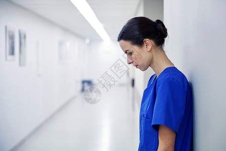 失败,人,保健医学悲伤的女护士医院走廊医院走廊悲伤的女护士健康高清图片素材