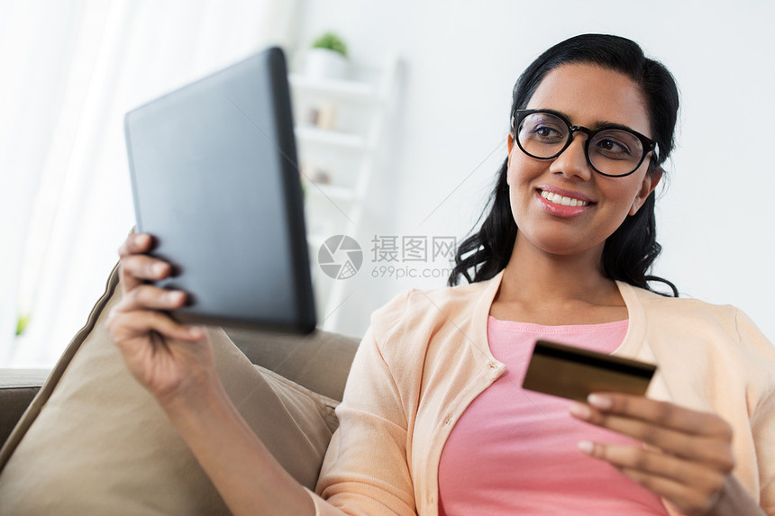人们,网上购物金融快乐的印度妇女与平板电脑信用卡家里家里平板电脑信用卡的快乐女人图片