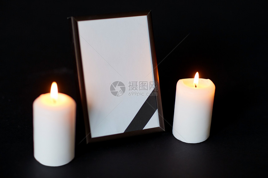 葬礼哀悼空相框与丝带燃烧蜡烛黑色背景葬礼上相框蜡烛上的黑色丝带图片