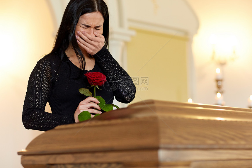 葬礼,人们哀悼的哭泣的快乐的女人与红玫瑰棺材教堂的葬礼上带着红玫瑰棺材葬礼上哭泣的女人图片