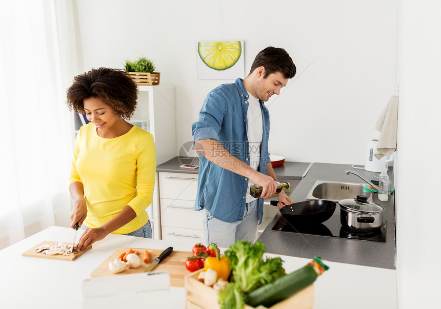 人,国际健康的饮食理念快乐夫妇家厨房饭幸福的夫妇家里厨房饭图片