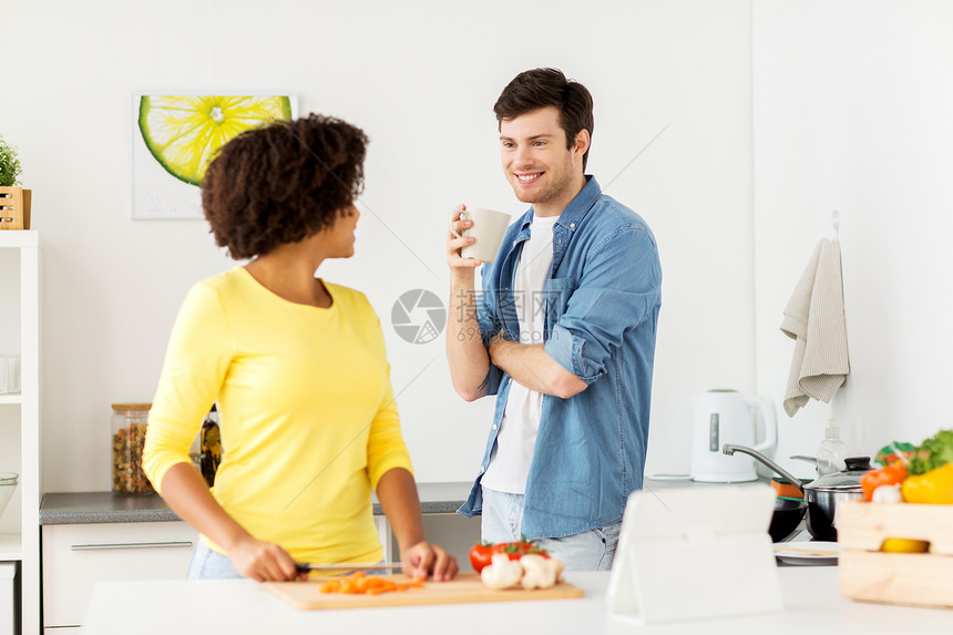 食物,烹饪,人,国际健康的饮食幸福的夫妇与平板电脑电脑切蔬菜交谈家里厨房幸福的夫妇家里厨房饭图片