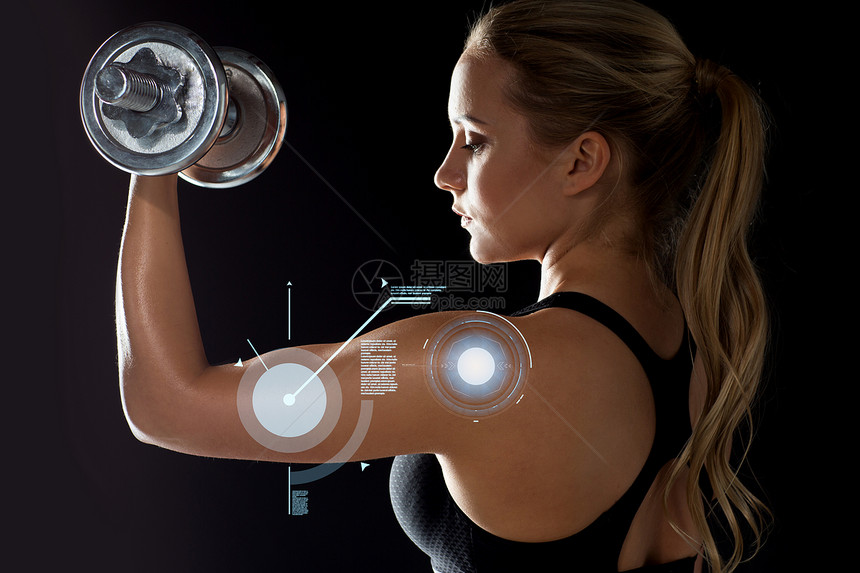 运动,健身技术的轻的运动用哑铃锻炼轻的运动女人用哑铃锻炼图片