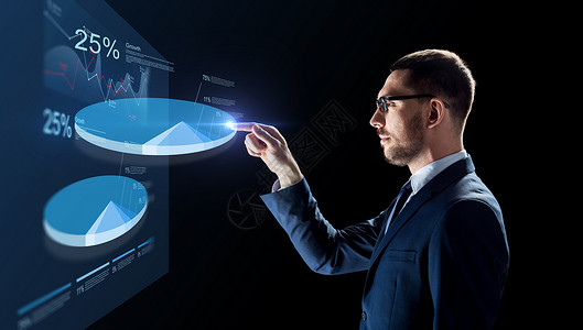 商业,人未来的技术商人眼镜与虚拟饼图投影黑色背景商人用虚拟饼图图片