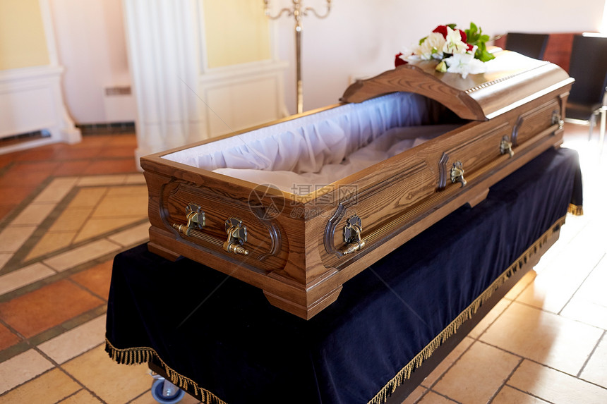 葬礼哀悼教堂里的木制棺材教堂葬礼上的棺材图片