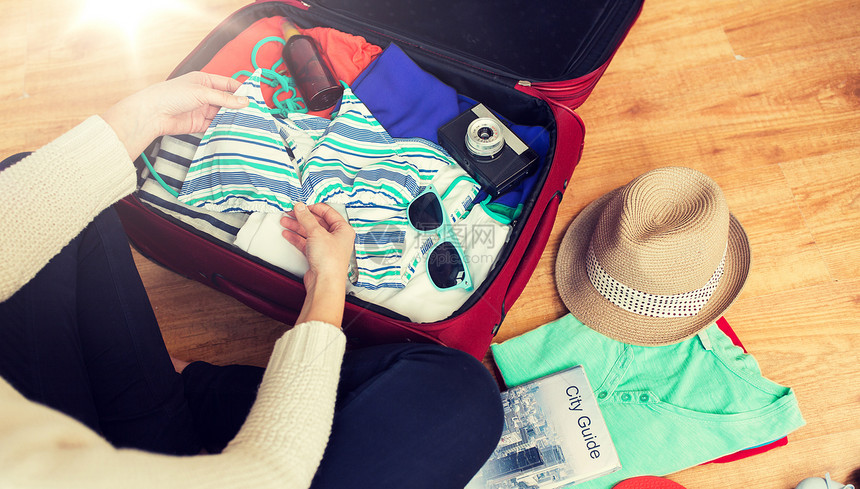 暑假,旅游,旅游物品妇女包装旅行袋度假妇女包装旅行袋度假图片