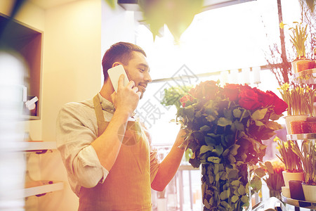 app应用商店人,销售,零售,商业花卉花店男子红色玫瑰打电话智能手机花店柜台智能手机红玫瑰的男人花店背景