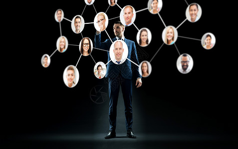 商业,人技术商人与虚拟图标的公司网络黑色背景拥虚拟公司网络的商人图片