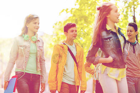 教育,高中,沟通人的群快乐的十几岁的学生走户外群快乐的十几岁的学生走户外图片