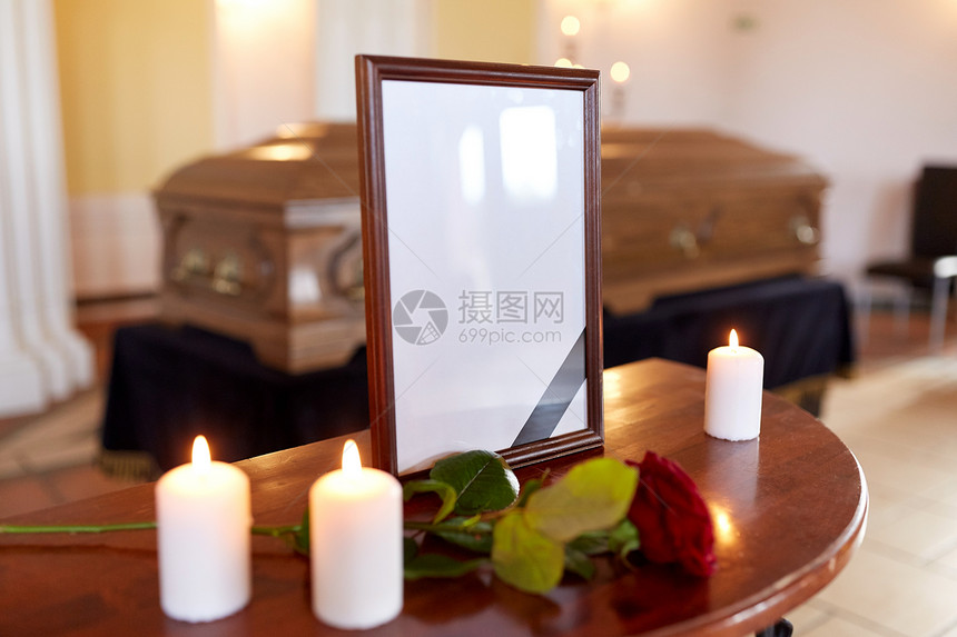 葬礼哀悼相框与黑色丝带,燃烧蜡烛棺材教堂教堂葬礼上的相框棺材图片