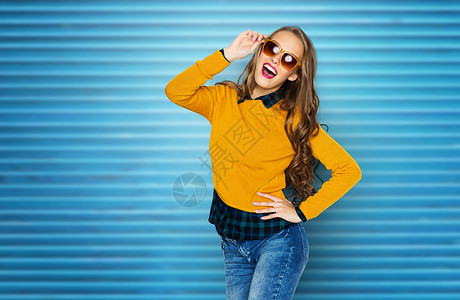 人,风格时尚快乐的轻女人少女穿着休闲服装太阳镜蓝色肋墙背景下玩得很开心穿着休闲衣服的快乐的轻女人少女女孩高清图片素材