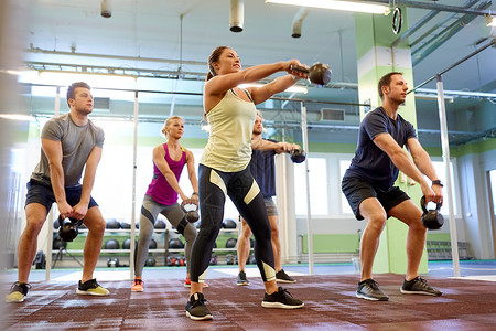 运动,健身,举重训练群水壶的人健身房锻炼群水壶的人健身房锻炼图片
