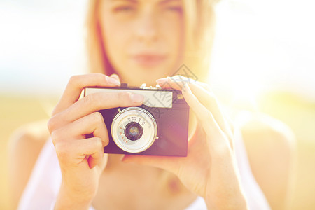 摄影,暑假,假期人们的特写轻女用电影相机户外拍照用胶卷相机拍摄女人的特写图片