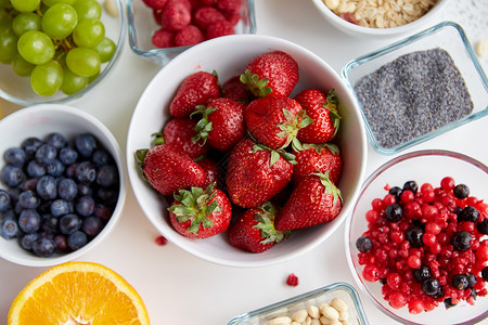 健康的饮食食物水果浆果碗桌子上水果浆果放桌子上的碗里图片