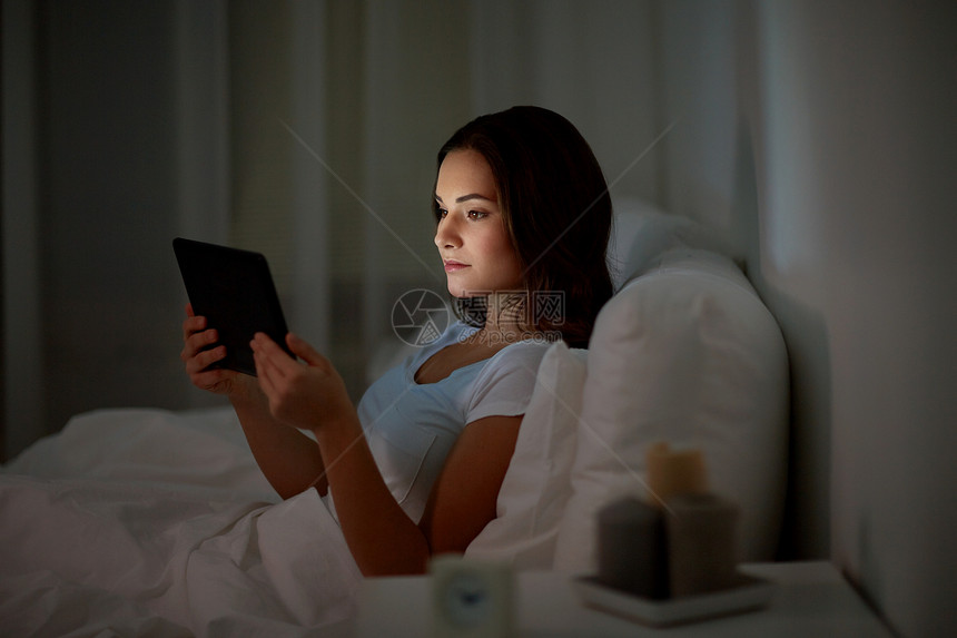 技术,互联网,通信人的轻的妇女与平板电脑电脑床上的家庭卧室晚上轻的女人家里卧室的床上平板电脑图片