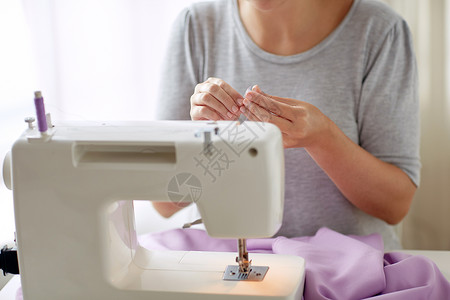 人,针线裁缝裁缝妇女与线轴缝纫机工作室线轴缝纫机的女人图片