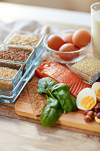 健康饮食密切天然富含蛋白质的食物桌子上桌子上的天然蛋白质食物图片