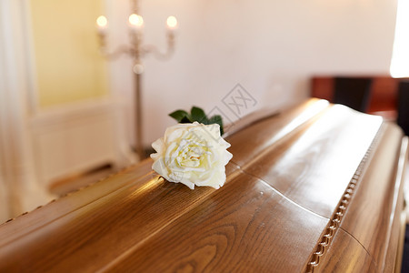 葬礼哀悼教堂木制棺材上的白色玫瑰花教堂木制棺材上的白色玫瑰花图片
