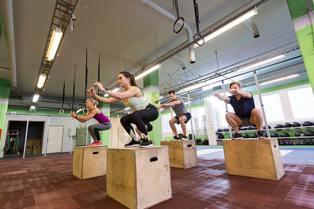 健身,运动,训练锻炼的群健身房盒子跳跃的人群健身房盒子跳跃运动的人图片