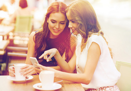 技术,生活方式,友谊人的快乐的轻妇女十几岁的女孩户外咖啡馆用智能手机咖啡杯轻的女人咖啡馆里着智能手机背景图片