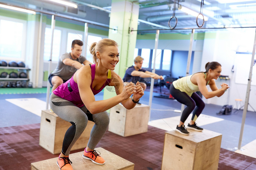 健身,运动,训练锻炼的群心率跟踪者健身房盒子跳跃的人群健身房盒子跳跃运动的人图片
