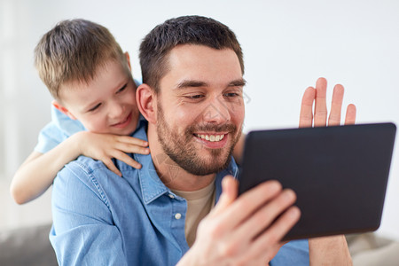 家庭,技术,沟通人的快乐的父亲小儿子与平板电脑电脑家里视频聊天父子与平板电脑视频聊天成人高清图片素材