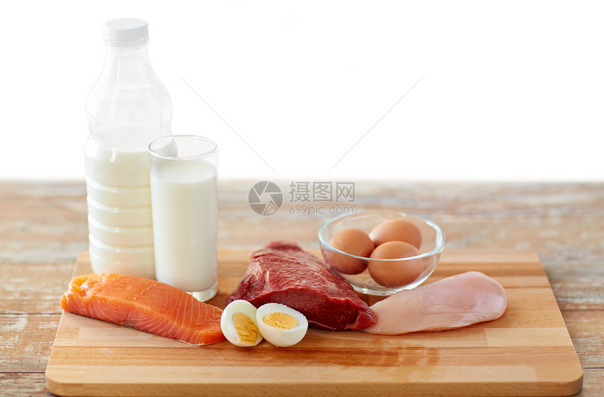 木制桌子上的天然蛋白质食物图片