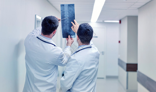 外科,人,医疗医学医学与脊柱X线扫描医院医院进行脊柱X线扫描的医生图片