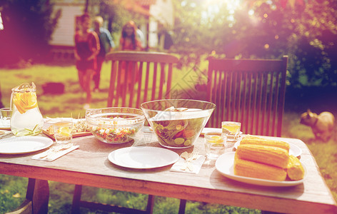 假期,饮食,用餐时间食物人们来提供桌子与晚餐夏季花园聚会人们夏天的花园里带着食物来吃饭背景图片