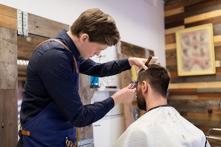 美容,发型人的男人理发师理发师与修剪头发理发店男人理发师沙龙剪头发图片