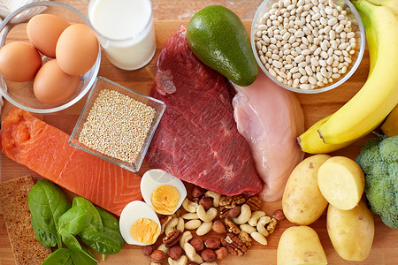 健康饮食餐桌上的天然食物坚果高清图片素材