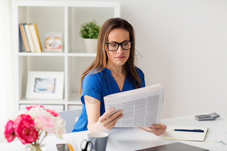 商业,人民大众媒体的妇女眼镜阅读报纸办公室戴眼镜的女人办公室看报纸璃杯高清图片素材