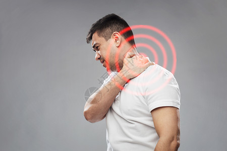 人,医疗保健问题幸的人遭受颈部疼痛的灰色背景幸的人患颈部疼痛图片