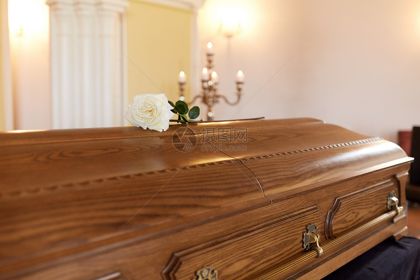葬礼哀悼白色玫瑰花木制棺材教堂葬礼教堂葬礼上木制棺材上的玫瑰花图片
