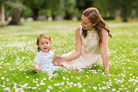 家庭,童父母的快乐的母亲小女婴夏季公园快乐的母亲女婴夏季公园图片