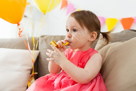 童,人庆祝快乐的女婴家里的生日聚会快乐的女婴家里的生日聚会上沙发高清图片素材
