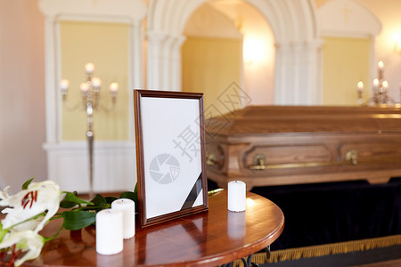 小相框葬礼哀悼相框与黑色丝带,蜡烛棺材教堂教堂葬礼上的相框棺材背景