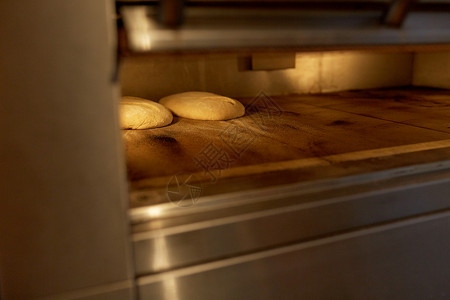 食物,烹饪烘焙酵母包烤箱包店厨房包店厨房烤箱里的酵母包图片