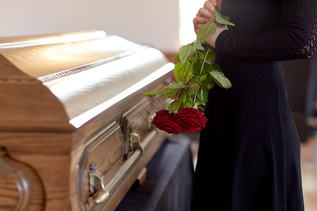 死改带着红玫瑰教堂的葬礼哀悼背景