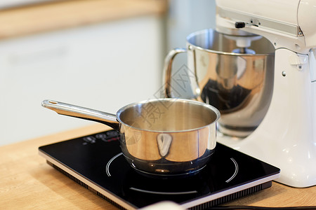 烹饪,食品厨房用具的电动搅拌机炉子上的锅厨房炉子上的电动搅拌机锅图片
