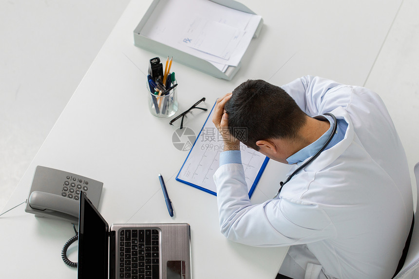 医学,医疗人的医生与心脏图剪贴板笔记本电脑保持头部桌子诊所诊所心电图笔记本电脑的医生图片