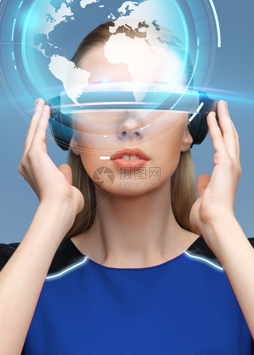 增强现实,科学,技术人的美丽的女人未来的三维眼镜与虚拟地球投影蓝色背景虚拟现实中的女与地球的三维眼镜图片