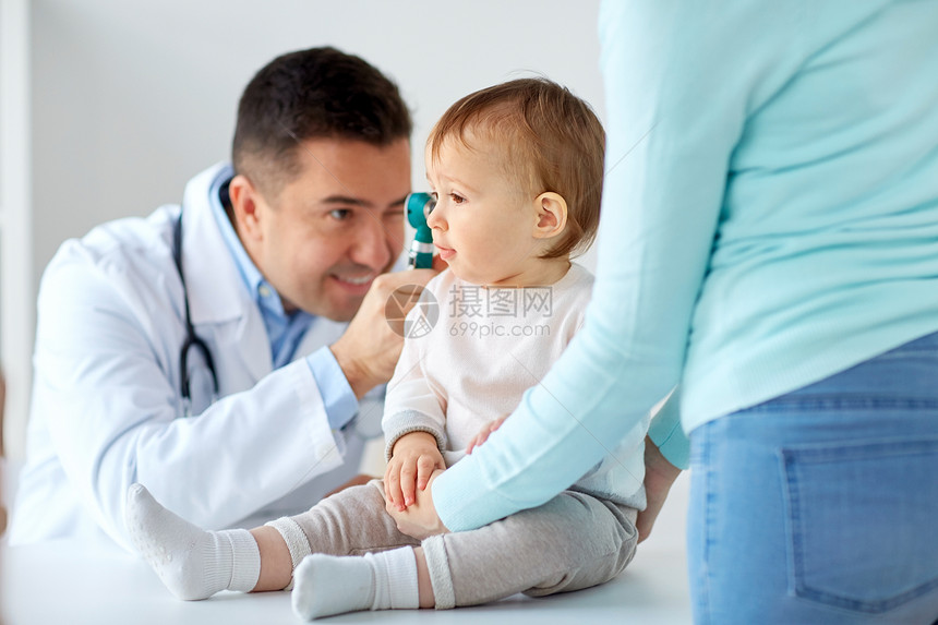 医学,医疗,儿科人的耳鼻喉科医生医生检查婴儿耳朵与耳镜轻妇女诊所医生用耳镜检查婴儿耳朵诊所图片