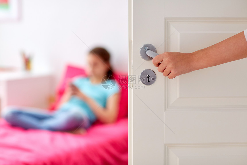人家庭隐私母亲手开门女孩房间妈妈手打开女孩房间的门图片