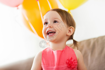 童,人庆祝快乐的女婴家里的生日聚会快乐的女婴家里的生日聚会上高兴的高清图片素材