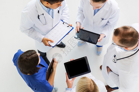 医学,医疗,人心脏病学的医生与心脏图平板电脑医院心电图平板电脑的医生图片